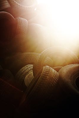 포토 JPG 해외이미지 오렌지 불꽃 사람없음 빛 햇빛 태양 쌓기 폐기물 오브젝트 타이어 문학 흙더미 구식 옛날 중고 해외202004 해외포토 자연요소 과일 모션 불 흙 쓰레기 파일형식 더미 이미지허브