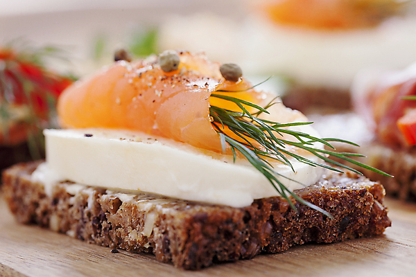 포토 JPG 해외이미지 음식 빵 백그라운드 채소 오렌지 아침 치즈 샌드위치 사람없음 목재 갈색 어둠 흰색 신선 아침식사 참치 토스트 미니 페스츄리 해외202004 해외포토 주간 나무 컬러 과일 재료 유제품 어류 식사 파일형식 이미지허브