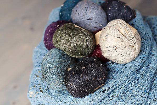 포토 JPG 해외이미지 모양 디자인 옷 겨울 친절 따뜻함 취미 사람없음 초록색 컬러풀 노란색 바구니 흰색 직물 뜨개질 실 부드러움 실타래 솜털 양모 핸드메이드 뜨개옷 해외202004 해외포토 계절 컬러 감각 파일형식 이미지허브