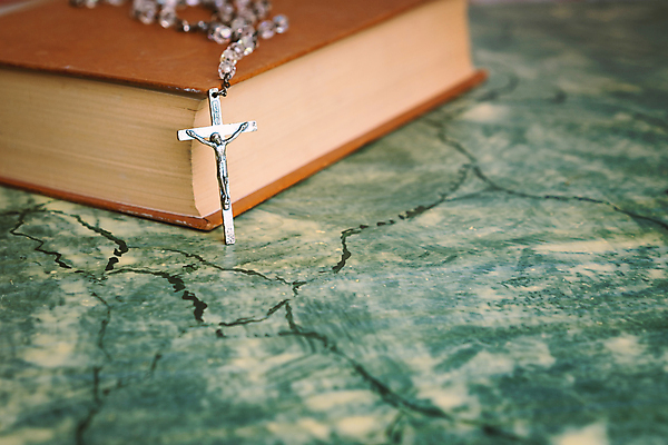 포토 JPG 해외이미지 교육 기독교 종교 종이 백그라운드 컨셉 십자가 목걸이 학교 탁자 사랑 사람없음 책 초록색 교회 우주 믿음 성경 천주교 수확 기도 시골 예수 영혼 은색 집중 심볼 오브젝트 사인 복고 페이지 신성 묵주 숭배 신앙심 옛날 장학금 해외202004 해외포토 감정 컬러 가구 농업 장신구 종교용품 종교건축 건물 신_종교 파일형식 지원금 이미지허브