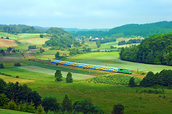 포토 JPG 해외이미지 호수 선 여행 교통시설 자동차 자연 항해 풍경 사람없음 침묵 기차 시골 숲 언덕 서비스 시골집 마차 승객 폴란드 디젤 선로 해외202004 해외포토 유럽 육상교통 교통수단 교통 배_교통 대중교통 주택 소리 시설 생태계 파일형식 이미지허브