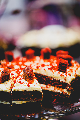 포토 JPG 해외이미지 접시 커피 음식 조각 휴가 디저트 기념 사랑 사람없음 장식 빨간색 갈색 케이크 상점 초콜릿 검은색 어둠 빵집 젖음 수확 흰색 축하 원형 생일 붓기 달콤 맛 설탕 크림 서비스 공유 고립 바닐라 페스츄리 핸드메이드 벨벳 해외202004 해외포토 도형 식기 기념일 감정 음료 빵 컬러 컨셉 농업 모션 실크 파일형식 이미지허브