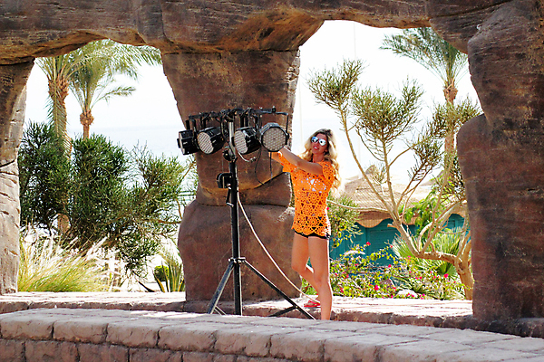 포토 JPG 해외이미지 백인 라이프스타일 옷 여자 행복 문화 여행 오렌지 자연 산 한명 사람 풍경 성인 야외 초록색 물 선글라스 가난 피부 스포트라이트 해외202004 해외포토 자연요소 서양인 1 감정 안경 컬러 컨셉 과일 생활 신체부위 생태계 파일형식 이미지허브