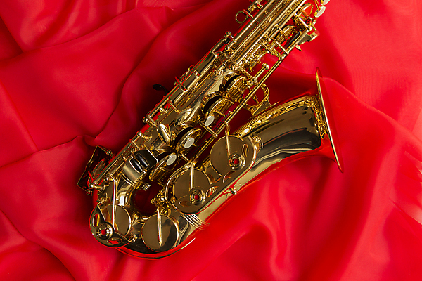 포토 JPG 해외이미지 1 음악 백그라운드 추상 사람없음 빨간색 빛 우주 기구 직물 주름 황금 고급 실크 색소폰 순수 질감 웨이브 광택 시트 재즈 놋쇠 마우스피스 접기 스타일 해외202004 해외포토 컬러 컨셉 무늬 모션 문화예술 목관악기 파일형식 이미지허브