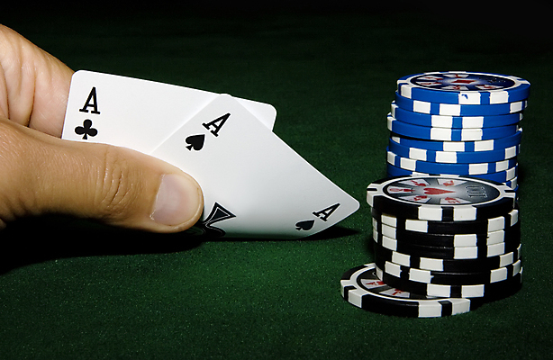 포토 JPG 해외이미지 손 신체부위 잡기 트럼프 포커칩 도박 카지노 포커 에이스 해외포토 모션 사람 놀이용품 게임 파일형식 이미지허브