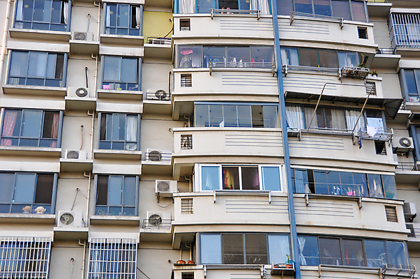 포토 JPG 해외이미지 식물 디자인 외관 여행 패턴 건축양식 창문 유리 하늘 추상 아파트 주택 창조 미술 사람 사람없음 야외 건물 장식 가로 빨간색 초록색 파란색 금지 발코니 도시 오스트리아 작음 각도 장면 지역 개발 스타일 해외202004 해외포토 건축물 건축 유럽 컬러 무늬 재질 문화예술 크기 파일형식 이미지허브