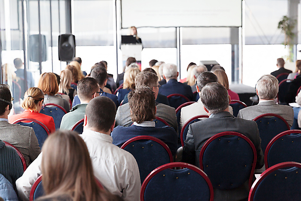 포토 JPG 해외이미지 여자 노년 남자 실내 앉기 여러명 상반신 성인 뒷모습 듣기 군중 강의 강당 세미나 해외202004 해외포토 뷰포인트 다수 모션 사람 내부 파일형식 이미지허브