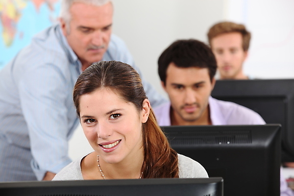 포토 JPG 해외이미지 학생 응시 교육 교실 학교 수업 실내 서기 앉기 풍경 여러명 컴퓨터 강사 교육자 교사 교수 야간 확인 대학교 기관 해외202004 해외포토 자연요소 직업 시선 다수 모션 사람 내부 전자제품 파일형식 이미지허브