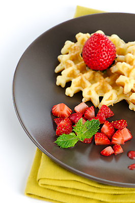 포토 JPG 해외이미지 접시 딸기 실내 사람없음 식탁보 민트 흰배경 와플 과일조각 해외202004 해외포토 식기 조각 백그라운드 과일 디저트 내부 흰색 허브 파일형식 이미지허브