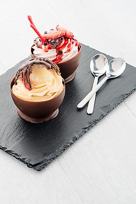 포토 JPG 해외이미지 딸기 실내 사람없음 초콜릿 숟가락 달콤 흰배경 돌판 무스 초코칩 해외202004 해외포토 백그라운드 과일 디저트 수저 내부 돌_바위 흰색 맛 파일형식 이미지허브