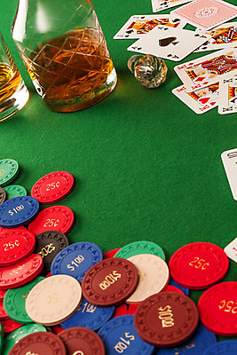 포토 JPG 해외이미지 음료 백그라운드 놀이 탁자 프레임 사람없음 빨간색 세로 초록색 컬러풀 게임 우승 신용카드 행운 도박 위험 카지노 기회 포커 곤봉 위스키 펠트 카피스페이스 해외202004 해외포토 스포츠용품 컬러 가구 컨셉 주류 금융 공백 최고 트럼프 파일형식 천_직물 이미지허브