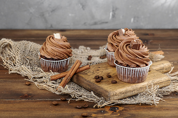 포토 JPG 해외이미지 음식 백그라운드 디저트 사람없음 원두 달콤 컵케이크 나무도마 시나몬스틱 해외202004 해외포토 커피 도마 목재 케이크 맛 시나몬 파일형식 이미지허브