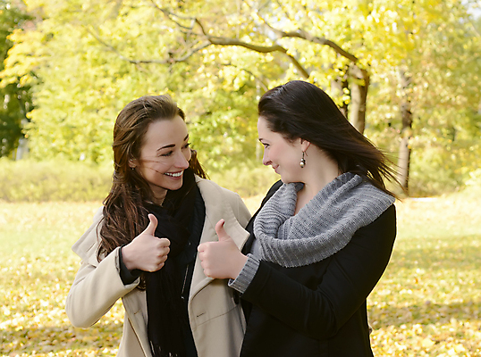 포토 JPG 해외이미지 나무 직업 공원 여자 행복 비즈니스 성공 미소 웃음 손짓 두명 초록색 노란색 검은색 기쁨 엄지손가락 가을 축하 우승 황금 검은머리 자매 긍정 이익 보여주기 수입 성인여자만 해외202004 해외포토 식물 헤어스타일 계절 공공시설 감정 컬러 컨셉 손가락 가족 모션 표정 사람 최고 여자만 성인만 파일형식 이미지허브