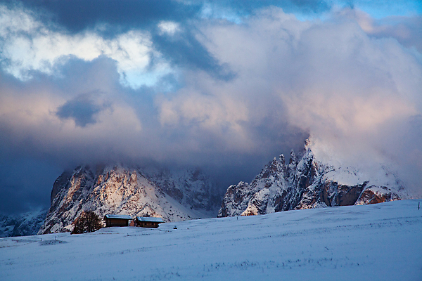 포토 JPG 해외이미지 나무 계절 공원 유럽 여행 백그라운드 겨울 자연 하늘 휴가 산 파노라마 국립공원 풍경 사람없음 야외 파란색 여행객 마을 계곡 놀람 이탈리아 하이킹 추위 가을 보트 숲 휴양지 알프스 완벽 절정 눈내림 해외202004 해외포토 식물 공공시설 감정 나라 컬러 컨셉 배_교통 레저 눈_날씨 촬영기법 표정 사람 장소 생태계 파일형식 이미지허브