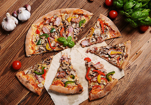 포토 JPG 해외이미지 조각 토마토 치즈 피자 패스트푸드 요리 사람없음 주방 식사 저녁식사 이탈리아 최고 고급 닫기 정크푸드 굽기 올리브 햄 바질 점심식사 모짜렐라치즈 살라미 페퍼로니 핸드메이드 해외202004 해외포토 열매 유럽 컨셉 채소 모션 유제품 서양음식 육류 소시지 인스턴트 구이 파일형식 이미지허브