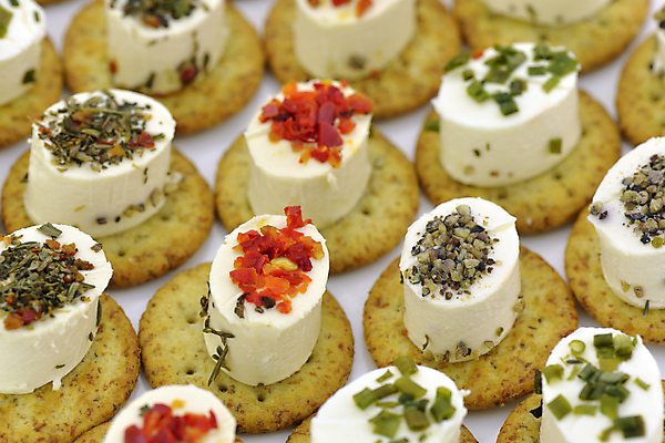 포토 JPG 해외이미지 음식 치즈 건강 사람없음 빨간색 초록색 갈색 파티 크래커 요식업 흰색 신선 맛 카나페 향신료 후추 해외202004 해외포토 산업 컬러 컨셉 유제품 서양음식 이벤트 쿠키 향미료 파일형식 이미지허브