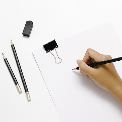 포토 JPG 해외이미지 손 종이 실내 들기 신체부위 연필 기록 잡기 지우개 서류집게 해외202004 해외포토 모션 학용품 집게 사람 내부 필기구 파일형식 이미지허브