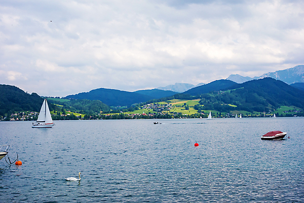 포토 JPG 해외이미지 호수 자연 하늘 휴가 산 항해 풍경 경사 사람없음 야외 초록색 물 파란색 환경 시골 신선 보트 오스트리아 숲 강가 언덕 알프스 장면 생태학 해외202004 해외포토 자연요소 교육 유럽 컬러 배_교통 강 생태계 파일형식 이미지허브
