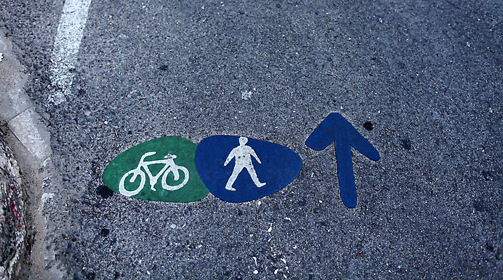 포토 JPG 해외이미지 도로 길 선 여행 교통시설 경고 사람없음 자전거 페인트 산책 회색 도시 보행자 오솔길 아스팔트 심볼 사인 싱글 순환 장면 방법 해외202004 해외포토 컬러 교통 모션 휴식 바이크 시설 파일형식 이미지허브