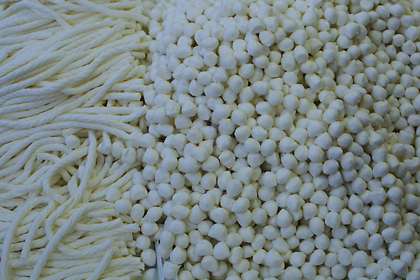 포토 JPG 해외이미지 치즈 유제품 사람없음 우유 흰색 뜨개질 떨어짐 아침식사 먹기 철사 토막 해외202004 해외포토 컬러 컨셉 모션 취미 식사 파일형식 이미지허브