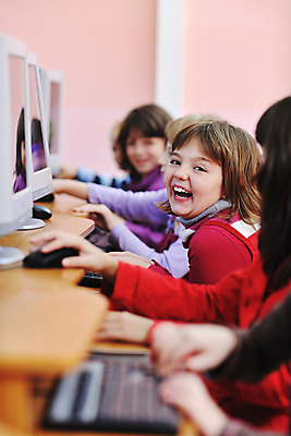 포토 JPG 해외이미지 여자 교육 남자 행복 어린이 의자 교실 학교 수업 함께함 한명 사람 앉기 소년 친구 스터디 컴퓨터 교사 가르침 그룹 책상 어린이만 해외202004 해외포토 직업 1 감정 가구 컨셉 관계 모션 전자제품 학습 파일형식 이미지허브