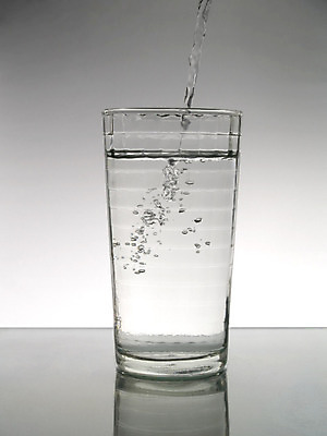 포토 JPG 해외이미지 음료 바다 백그라운드 컨셉 유리 추상 사람없음 물 빛 반사 얼음 스파 침묵 흰색 물방울 신선 투명 액체 붓기 닫기 떨어짐 순수 쏟아짐 해외202004 해외포토 자연요소 컬러 무늬 모션 재질 소리 파일형식 이미지허브