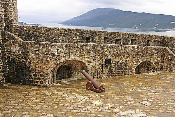 포토 JPG 해외이미지 유럽 벽 바다 여행 건축양식 휴가 사람없음 가을 도시 성 중세 지중해 타운 대포 몬테네그로 발칸반도 옛날 해외202004 해외포토 건축물 계절 건축 나라 무기 역사 파일형식 이미지허브