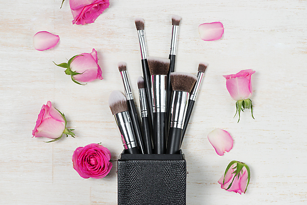 포토 JPG 해외이미지 꽃잎 실내 사람없음 상자 하이앵글 장미 화장품 흰배경 메이크업브러쉬 에스테틱 해외202004 해외포토 꽃 뷰포인트 백그라운드 내부 뷰티 흰색 붓 파일형식 이미지허브