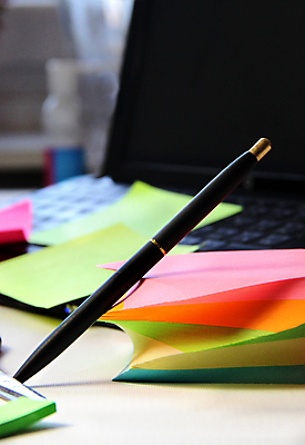 포토 JPG 해외이미지 직업 종이 분홍색 스티커 탁자 표시 문구용품 직장 사람없음 책 초록색 컴퓨터 컬러풀 사무실 연필 펜 노란색 모니터 검은색 쪽지 공책 자료 정보 기구 키보드 기록 업무 메시지 변화 미끄러짐 혼합 편지지 책상 페이지 공지사항 패드 강렬 의무 항목 목차 해외202004 해외포토 컬러 가구 컨셉 회사 비즈니스 모션 학용품 전자제품 필기구 작업 편지 오브젝트 파일형식 이미지허브