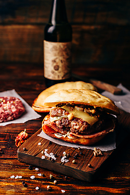 포토 JPG 해외이미지 맥주 패스트푸드 실내 사람없음 햄버거 향신료 소금 맥주병 패티 나무도마 나무탁자 수제햄버거 통후추 종이호일 해외202004 해외포토 탁자 술병 도마 주류 내부 목재 인스턴트 후추 향미료 파일형식 이미지허브