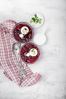 포토 JPG 해외이미지 그릇 문화 음식 다이어트 채소 오이 사람없음 빨간색 숟가락 보라색 식사 저녁식사 시골 신선 양념 사발 수프 상쾌 건강식 점심식사 딜 비트 채식주의자 해외202004 비건음식 해외포토 식기 감정 컬러 수저 건강 사기그릇 채식 파일형식 비건 이미지허브