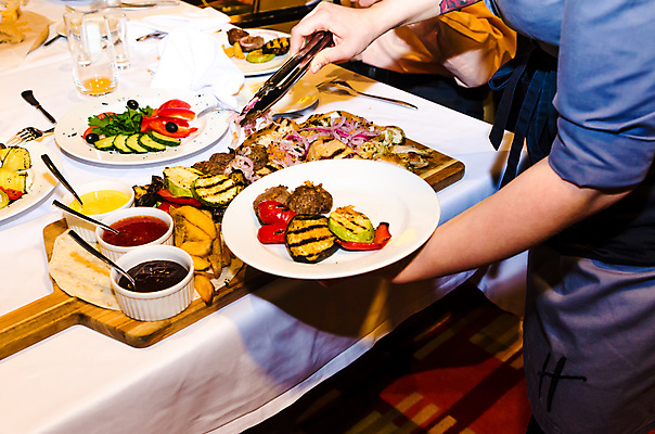 포토 JPG 해외이미지 접시 음식 빵 토마토 채소 탁자 치즈 건강 육류 어류 요리 사람없음 식당 식사 저녁식사 샐러드 튀김 그릴 아침식사 웨이터 해산물 서빙 점심식사 뷔페 해외202004 해외포토 직업 식기 가구 식재료 주방용품 유제품 상점 수중동물 파일형식 이미지허브