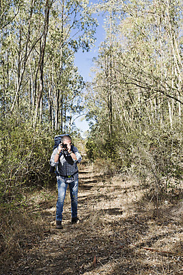포토 JPG 해외이미지 나무 식물 1 라이프스타일 응시 계절 공원 노년 남자 스포츠 여행 배낭 자국 자연 수염 건강 한명 서기 풍경 성인 취미 야외 목재 여름 여행객 카메라 산책 하이킹 시골 숲 은퇴 사진사 장면 루트 옛날 오리엔테이션 하이커 해외202004 해외포토 시선 공공시설 가방 재료 모션 레저 휴식 사람 생활 전자제품 작가 생태계 파일형식 이미지허브