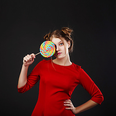 포토 JPG 해외이미지 모델 헤어스타일 여자 행복 감정 얼굴 포즈 돈 건강 막대사탕 사탕 한명 사람 빨간색 빛 금발 머리 유행 화장품 표현 우아함 달콤 핥기 토막 내추럴 번 스타일 캐러멜 해외202004 해외포토 1 빵 컬러 컨셉 모션 디저트 신체부위 뷰티 재산 맛 파일형식 이미지허브