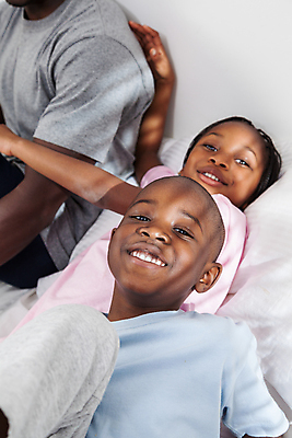 포토 JPG 해외이미지 모델 라이프스타일 남자 행복 아들 어린이 흑인 2 가족 주택 함께함 사랑 미소 사람 인종 소녀 소년 세로 세명 카메라 침실 잠옷 침대 아빠 재산 옛날 해외202004 해외포토 서양인 옷 여자 감정 가구 컨셉 관계 표정 건물 생활 금융 전자제품 파일형식 이미지허브