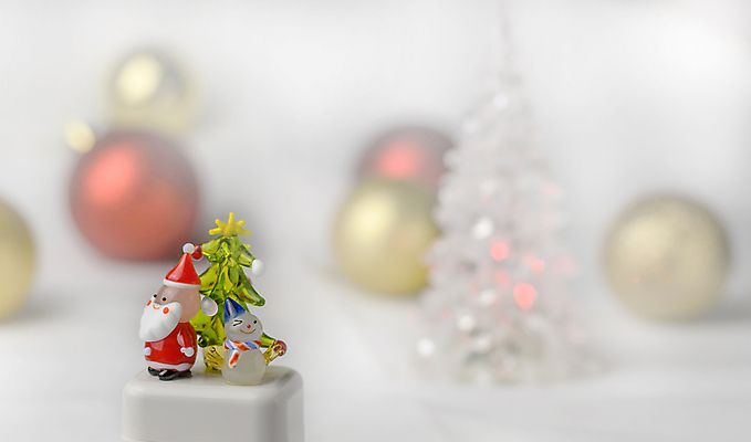 포토 JPG 해외이미지 전통 디자인 계절 행복 백그라운드 컨셉 크리스마스 겨울 공 눈사람 유리 휴가 불꽃 새로움 기념 사람없음 장식 빛 장난감 산타클로스 지구본 축제 기쁨 추위 흰색 축하 눈송이 은색 12월 크리스탈 심볼 오브젝트 보케 상록수 여의주 현실 해외202004 해외포토 기념일 감정 컬러 재질 불 눈_날씨 날짜 광석 파일형식 이미지허브