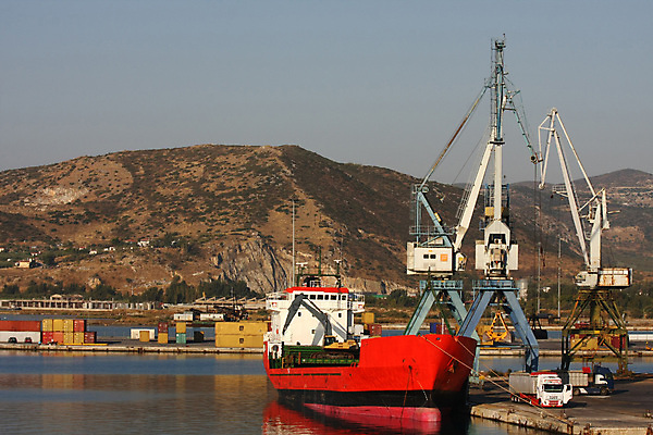 포토 JPG 해외이미지 바다 비즈니스 교통시설 하늘 풍경 사람없음 항구 상품 컨테이너 지중해 그리스 기중기 무역 로딩 해외202004 해외포토 유럽 산업 교통 중장비 시설 파일형식 이미지허브