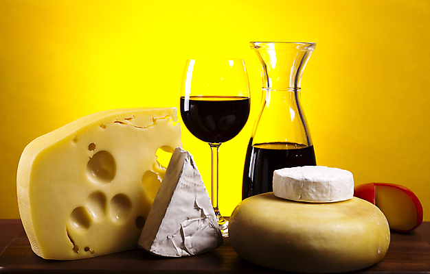 포토 JPG 해외이미지 와인잔 유리병 치즈 종류 사람없음 쌓기 와인 다양 나무탁자 노란배경 까망베르치즈 해외202004 해외포토 다수 백그라운드 술잔 모션 탁자 병_용기 유제품 주류 노란색 파일형식 이미지허브