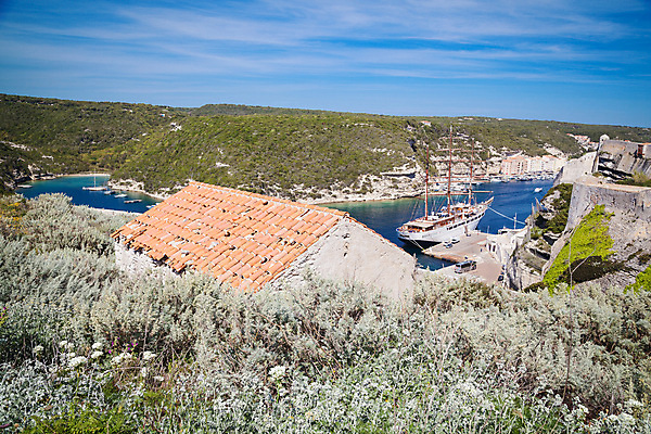 포토 JPG 해외이미지 캐릭터 유럽 모래 바다 자연 하늘 휴가 주택 풍경 사람없음 물 파란색 마을 어둠 프랑스 바위 흰색 저녁 땅 지중해 내추럴 코르시카 해외202004 해외포토 자연요소 나라 컬러 섬 건물 돌_바위 야간 생태계 파일형식 이미지허브