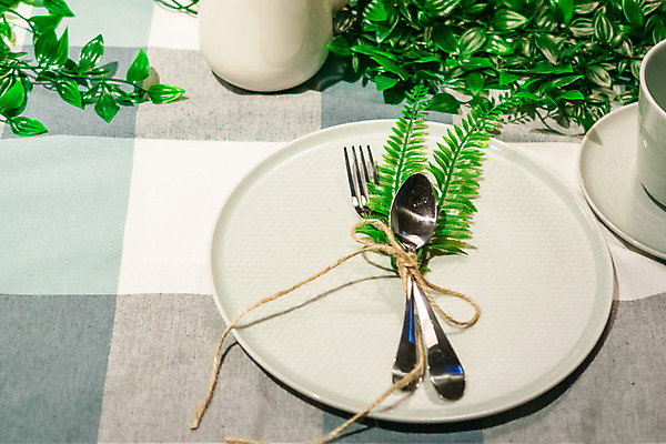 포토 JPG 해외이미지 식기 접시 포크 크리스마스 유리 탁자 사람없음 장식 파티 식당 식탁보 흰색 축하 칼 은색 냅킨 해외202004 해외포토 기념일 컬러 가구 컨셉 재질 이벤트 상점 파일형식 이미지허브