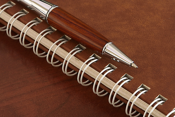 포토 JPG 해외이미지 종이 비즈니스 사람없음 목재 가로 사무실 펜 다이어리 쪽지 공책 공백 달력 오픈 계획 가죽 묘사 문서 페이지 해외202004 해외포토 나무 컨셉 재료 문구용품 필기구 사무용품 파일형식 이미지허브