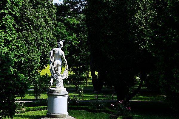 포토 JPG 해외이미지 나무 공원 꽃 유럽 조각 날개 유물 바닥 미술 잔디 사람없음 초록색 조각상 흰색 직물 재산 숲 헬멧 빌라 그리스 대리석 신화 기념물 당나귀 그리스인 고립 로마인 해외202004 해외포토 서양인 식물 전통 공공시설 나라 컬러 재료 문화예술 주택 인종 금융 조형물 말_동물 보호장비 파일형식 이미지허브