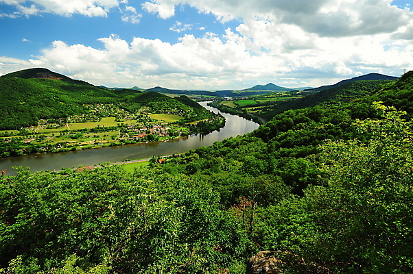 포토 JPG 해외이미지 나무 구름 계절 공원 여행 백그라운드 밭 자연 하늘 산 풍경 사람없음 야외 목재 초록색 물 여름 파란색 강 햇빛 반사 환경 봄 시골 숲 언덕 장면 내추럴 해외202004 해외포토 자연요소 식물 공공시설 컬러 농업 재료 태양 생태계 파일형식 이미지허브
