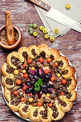 포토 JPG 해외이미지 접시 음식 토마토 육류 요리 사람없음 목재 갈색 식당 식사 저녁식사 소고기 껍질 흰색 시골 황금 맛 굽기 향신료 후추 페스츄리 핸드메이드 해외202004 해외포토 나무 식기 빵 컬러 컨셉 채소 식재료 재료 상점 구이 향미료 파일형식 이미지허브