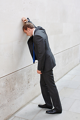 포토 JPG 해외이미지 전신 남자 벽 컨셉 서류가방 넥타이 한명 사람 앉기 정장 성인 옆모습 기댐 비즈니스맨 찡그림 두통 성인남자한명만 해외202004 해외포토 1 잡화 옷 뷰포인트 가방 비즈니스 모션 표정 직장인 질병 남자한명만 성인남자만 파일형식 이미지허브