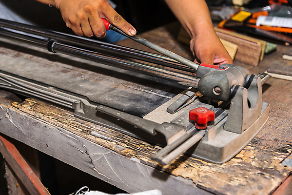 포토 JPG 해외이미지 직업 남자 산업 노동자 주택 실내 사람 사람없음 기계 흰색 공구 업무 재산 땅 자르기 타일 DIY 업그레이드 진짜 해외202004 해외포토 컬러 모션 취미 내부 건물 금융 도구 작업 파일형식 이미지허브