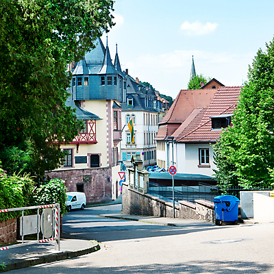 포토 JPG 해외이미지 나무 유럽 도로 길 벽 여행 건축양식 자동차 하늘 새로움 거리 아파트 주택 독일 풍경 사람없음 야외 건물 여름 빛 도시풍경 봄 조약돌 바위 도시 보행로 언덕 좁은 장면 타운 연립주택 옛날 해외202004 해외포토 식물 건축물 계절 건축 나라 육상교통 컨셉 교통시설 돌_바위 파일형식 이미지허브