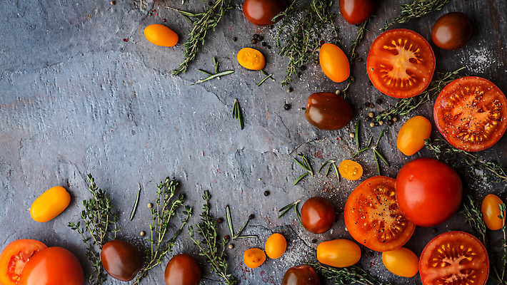 포토 JPG 해외이미지 음식 백그라운드 토마토 채소 재료 탁자 건강 요리 사람없음 가로 빨간색 초록색 세트 노란색 검은색 어둠 회색 바위 흰색 나뭇가지 신선 양념 체리 시장 상품 혼합 작음 큼 자르기 허브 준비 유기농 날것 소금 후추 로즈메리 백리향 채식주의자 많음 비건 해외202004 해외포토 나무 식물 웰빙 컬러 가구 컨셉 과일 모션 돌_바위 크기 향신료 채식 파일형식 이미지허브
