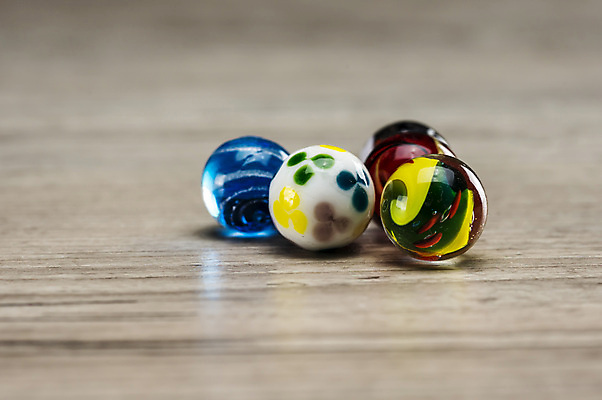 포토 JPG 해외이미지 디자인 어린이 백그라운드 유리 놀이 추상 미술 사람없음 빨간색 파란색 빛 컬러풀 장난감 노란색 지구본 수확 소용돌이 게임 흰색 원형 작음 수집 대리석 여의주 해외202004 해외포토 도형 컬러 무늬 농업 재료 재질 문화예술 사람 회오리 크기 파일형식 이미지허브