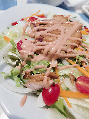 포토 JPG 해외이미지 접시 음식 토마토 채소 육류 돼지고기 스테이크 사람없음 빨간색 초록색 빛 식사 저녁식사 샐러드 튀김 흰색 그릴 바비큐 프랑스어 해외202004 해외포토 문자 식기 컬러 식재료 주방용품 서양음식 파일형식 이미지허브